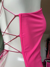 Cargar imagen en el visor de la galería, Mini Dress #201 Rosa Mate, detalle de acabado y amarres